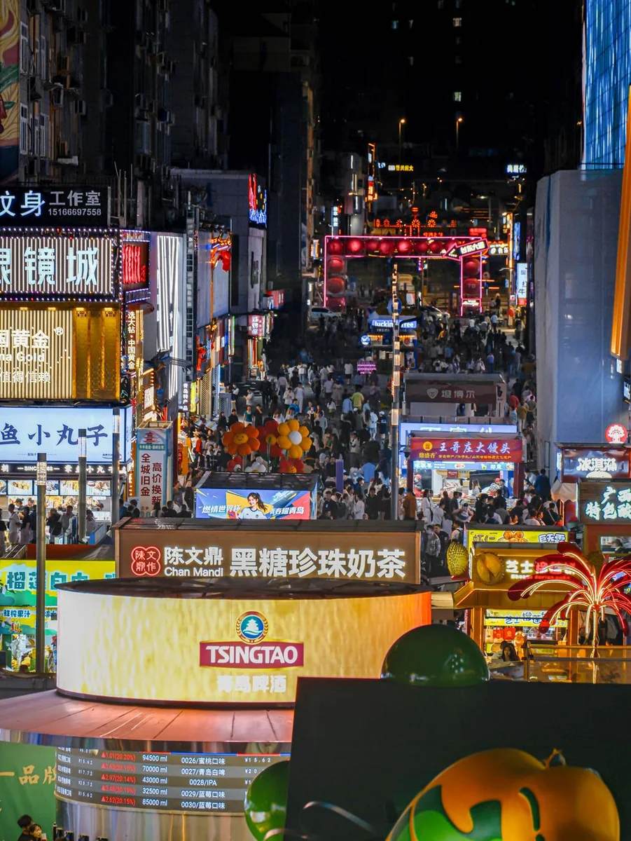 治愈生活专题的封面图，画面为安静的室内场景与暖色调光线